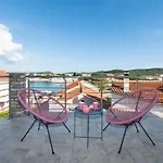 Zlatna Apartment *