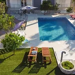 Zlatna Apartment *