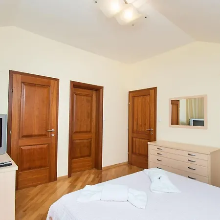 Zlatna Appartement *